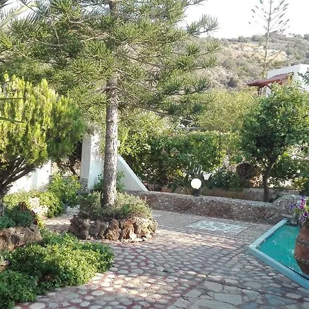 Ideal Place For Family Near The With Garden Mardati