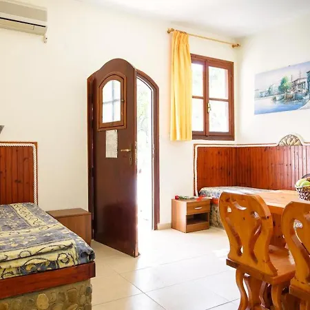 Ideal Place For Family Near The With Garden Villa Mardati